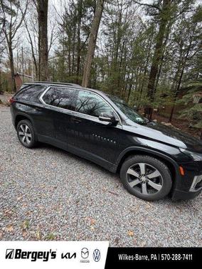Mosaic Black Metallic 2022 Chevrolet Traverse LT Leather