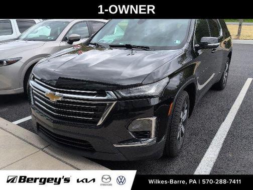 Mosaic Black Metallic 2022 Chevrolet Traverse LT Leather