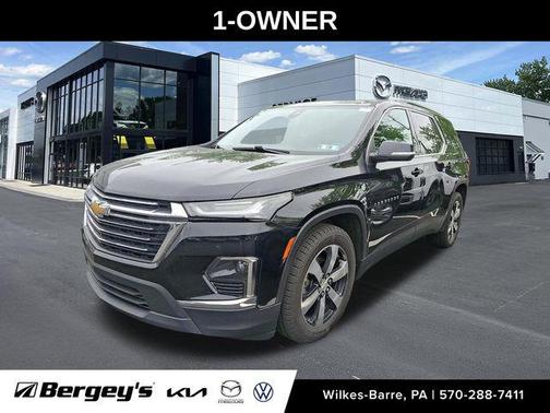 Mosaic Black Metallic 2022 Chevrolet Traverse LT Leather