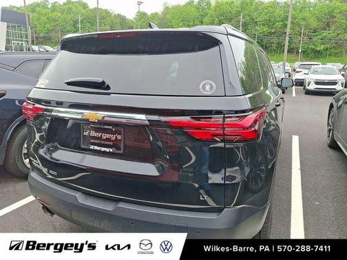 Mosaic Black Metallic 2022 Chevrolet Traverse LT Leather