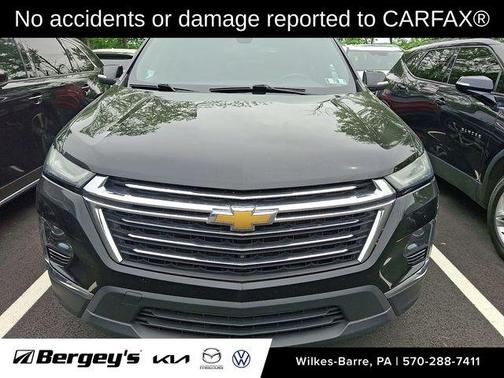 Mosaic Black Metallic 2022 Chevrolet Traverse LT Leather