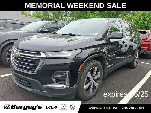 Mosaic Black Metallic 2022 Chevrolet Traverse LT Leather