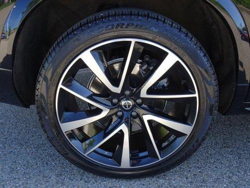 2025 Volvo XC90 B5 Plus