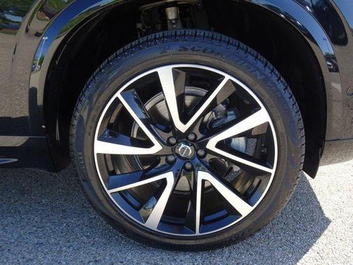 2025 Volvo XC90 B5 Plus