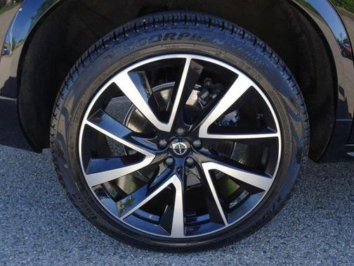2025 Volvo XC90 B5 Plus