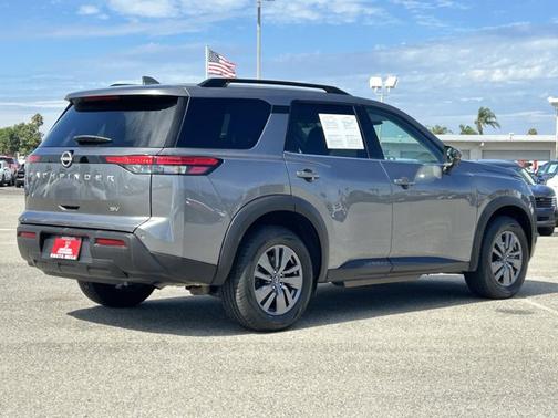 2024 Nissan Pathfinder SV