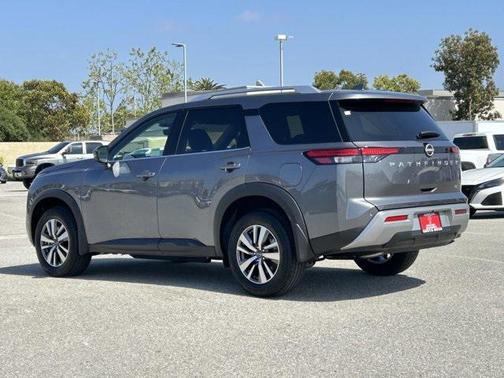 2025 Nissan Pathfinder SL FWD