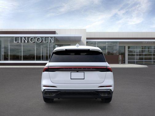 White Platinum Metallic Tri-Coat 2026 Lincoln Nautilus Premiere