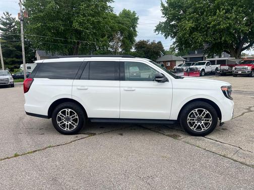 White Metallic 2025 Ford Expedition Active