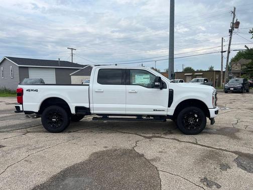 Oxford White 2025 Ford F-250 Lariat
