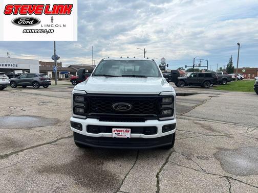 Oxford White 2025 Ford F-250 Lariat
