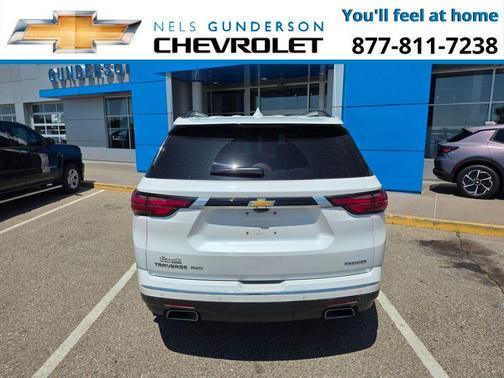 Iridescent Pearl Tricoat 2023 Chevrolet Traverse Premier