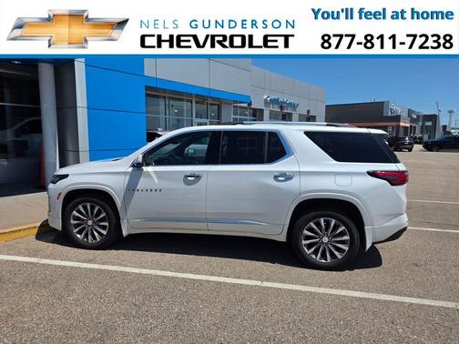Iridescent Pearl Tricoat 2023 Chevrolet Traverse Premier