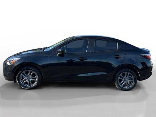 2020 Toyota Yaris Sedan XLE