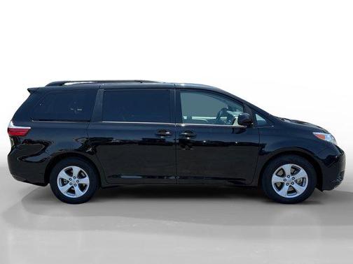 2017 Toyota Sienna LE