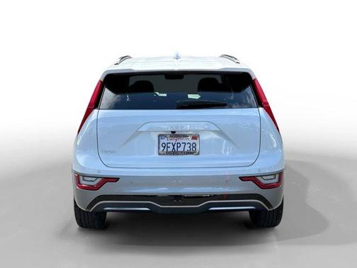 Snow White Pearl 2023 Kia Niro EV Wave