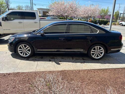 Deep Black Pearl 2017 Volkswagen Passat 1.8T SE w/Technology