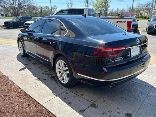 Deep Black Pearl 2017 Volkswagen Passat 1.8T SE w/Technology