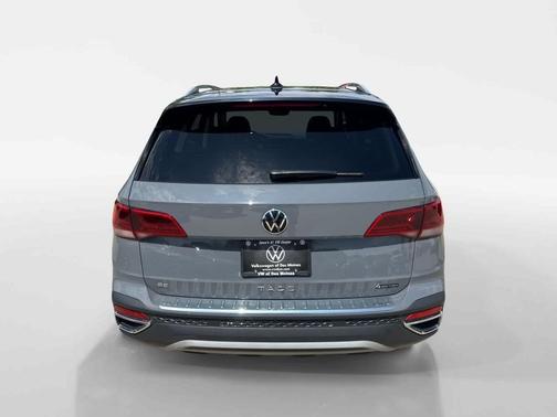 Pure Gray w/Black Roof 2023 Volkswagen Taos 1.5T SE