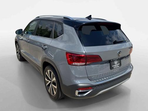 Pure Gray w/Black Roof 2023 Volkswagen Taos 1.5T SE