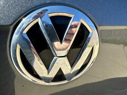 Platinum Gray Metallic 2018 Volkswagen Tiguan 2.0T SE 4MOTION