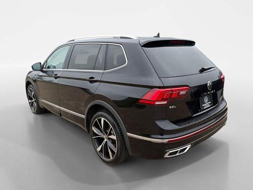Deep Black Pearl 2023 Volkswagen Tiguan 2.0T SEL R-Line 4MOTION