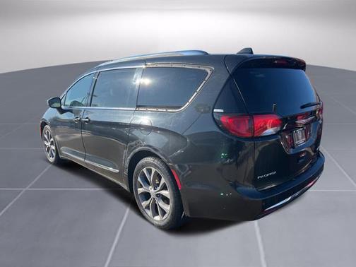 Photo 3 of 28 of 2020 Chrysler Pacifica Limited