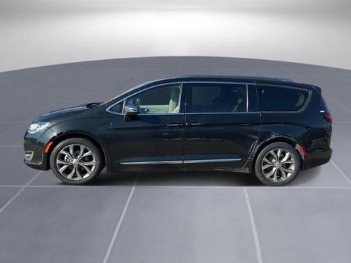Photo 2 of 28 of 2020 Chrysler Pacifica Limited