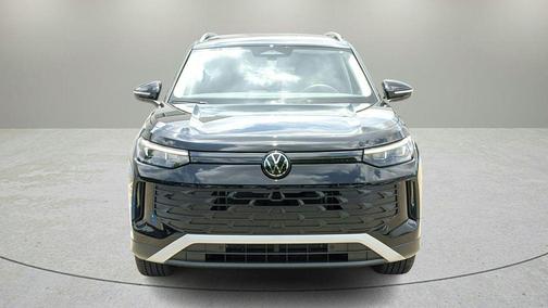 Deep Black Pearl 2025 Volkswagen Tiguan 2.0T SE