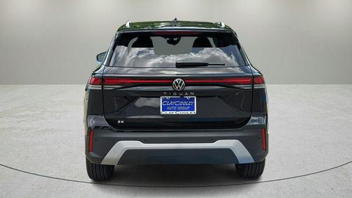 Deep Black Pearl 2025 Volkswagen Tiguan 2.0T SE
