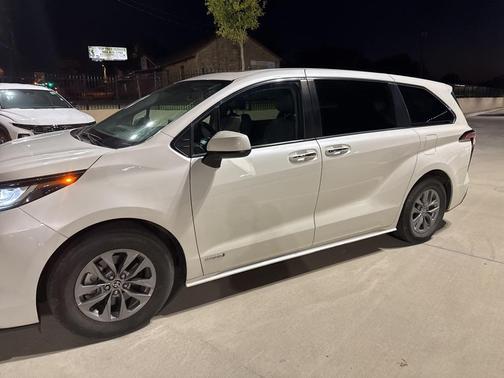 2021 Toyota Sienna XLE 8 Passenger