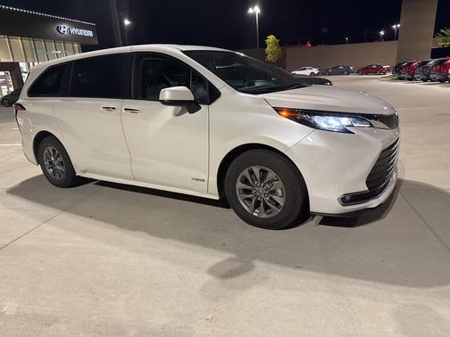 2021 Toyota Sienna XLE 8 Passenger