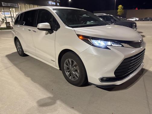 2021 Toyota Sienna XLE 8 Passenger