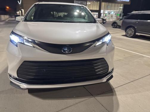 2021 Toyota Sienna XLE 8 Passenger