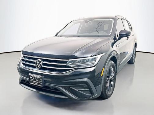 Deep Black Pearl Effect 2022 Volkswagen Tiguan 2.0T SE