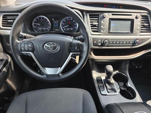 2017 Toyota Highlander LE I4