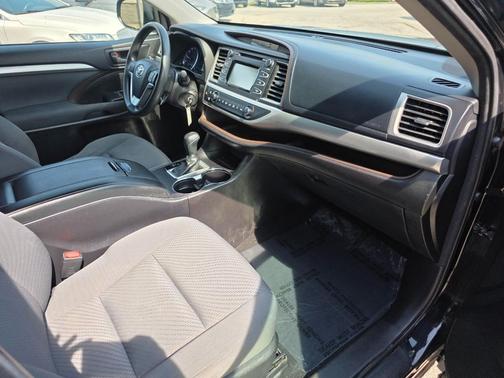 2017 Toyota Highlander LE I4