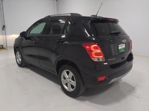 Mosaic Black Metallic 2022 Chevrolet Trax LT