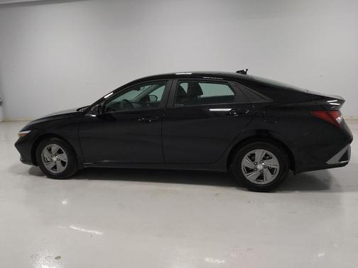 Abyss Black 2024 Hyundai ELANTRA SE