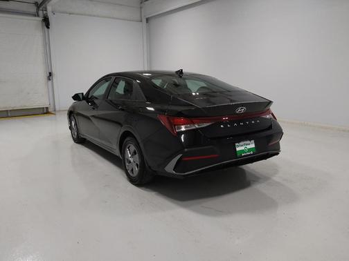 Abyss Black 2024 Hyundai ELANTRA SE