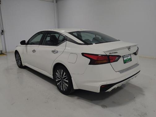 Pearl White Tricoat 2023 Nissan Altima 2.5 SV