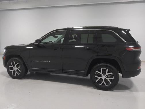 Diamond Black Crystal Pearlcoat 2023 Jeep Grand Cherokee Limited