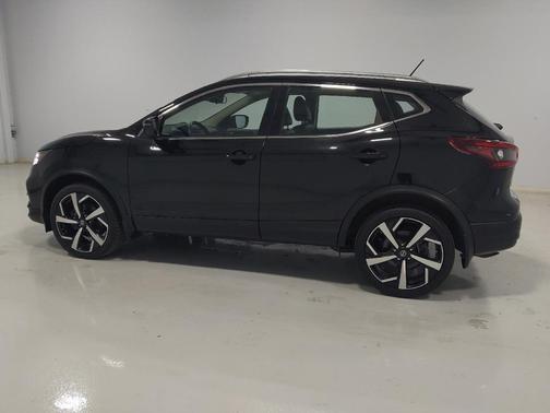 Magnetic Black Pearl 2022 Nissan Rogue Sport SL