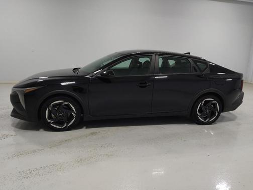 Aurora Black Pearl 2025 Kia K4 EX