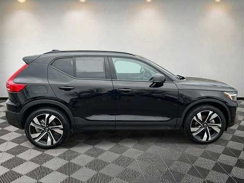 2025 Volvo XC40 Plus