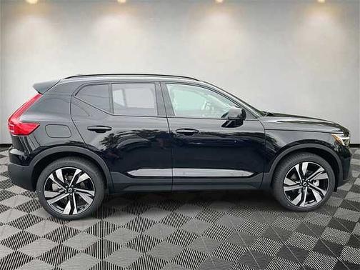 2025 Volvo XC40 Plus