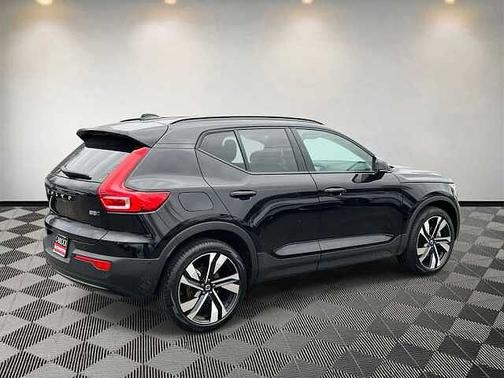 2025 Volvo XC40 Plus