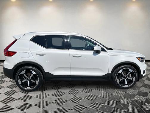 2021 Volvo XC40 T5 Momentum