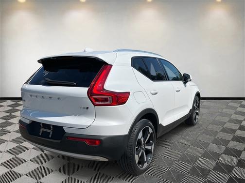 2021 Volvo XC40 T5 Momentum