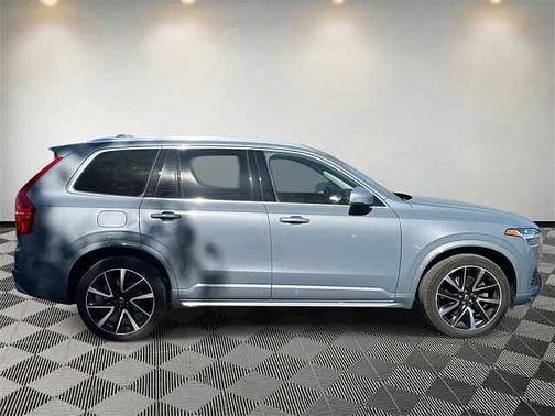 2022 Volvo XC90 T6 AWD Momentum 7 Seater